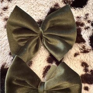 Green velvet clip bow